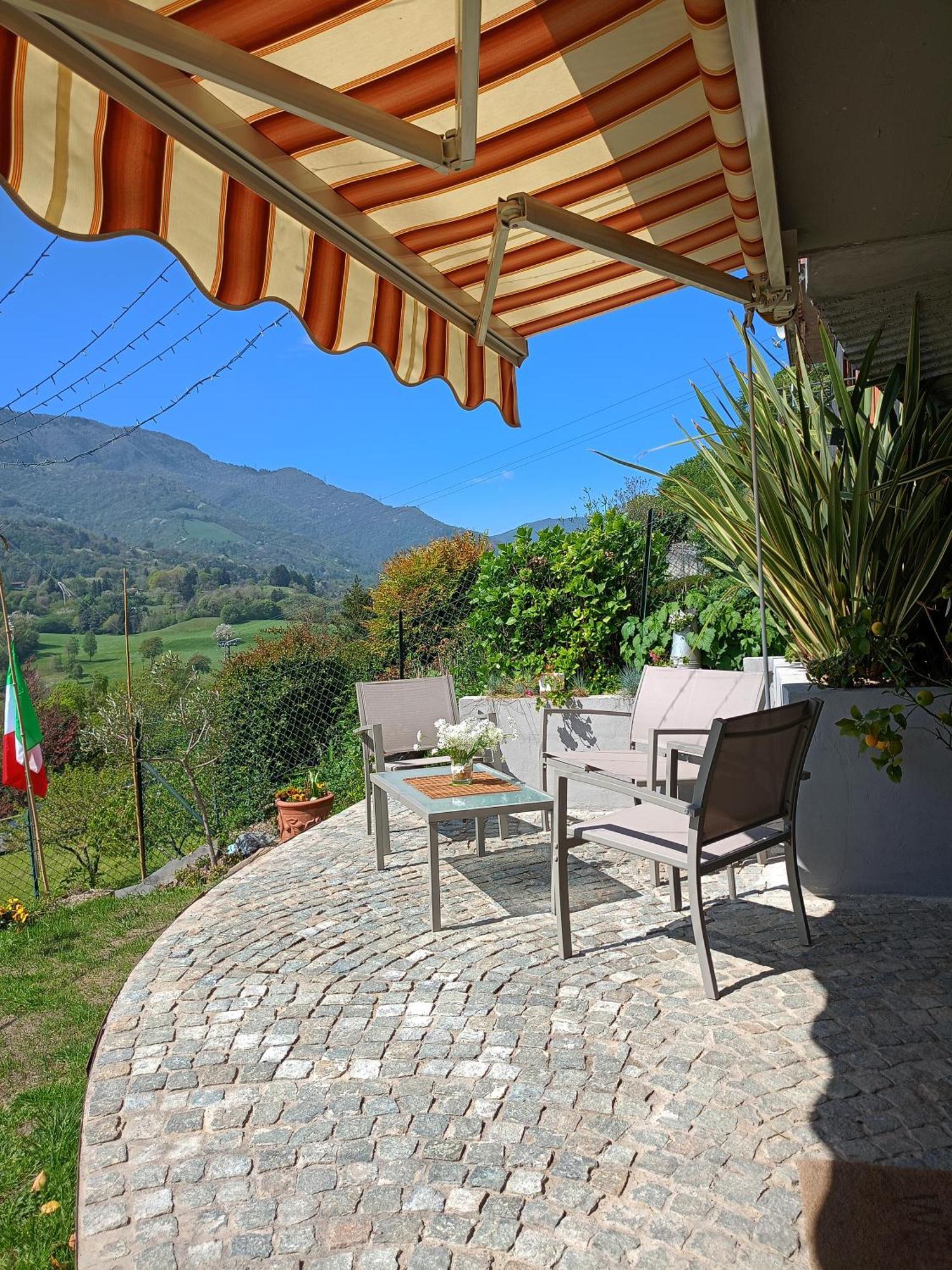 La Casa Di Emy Сasa de vacaciones Solto Collina